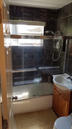 Dusche, Haartrockner, Handtücher, Seife