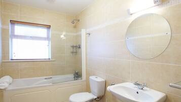 House | Bathroom | Combined shower/tub, free toiletries, hair dryer, towels