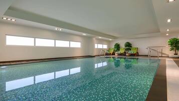 Una piscina techada, una piscina al aire libre