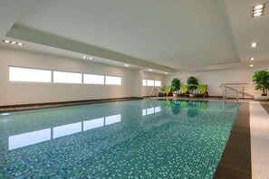 Hồ bơi trong nhà, hồ bơi ngoài trời, ghế dài tắm nắng 