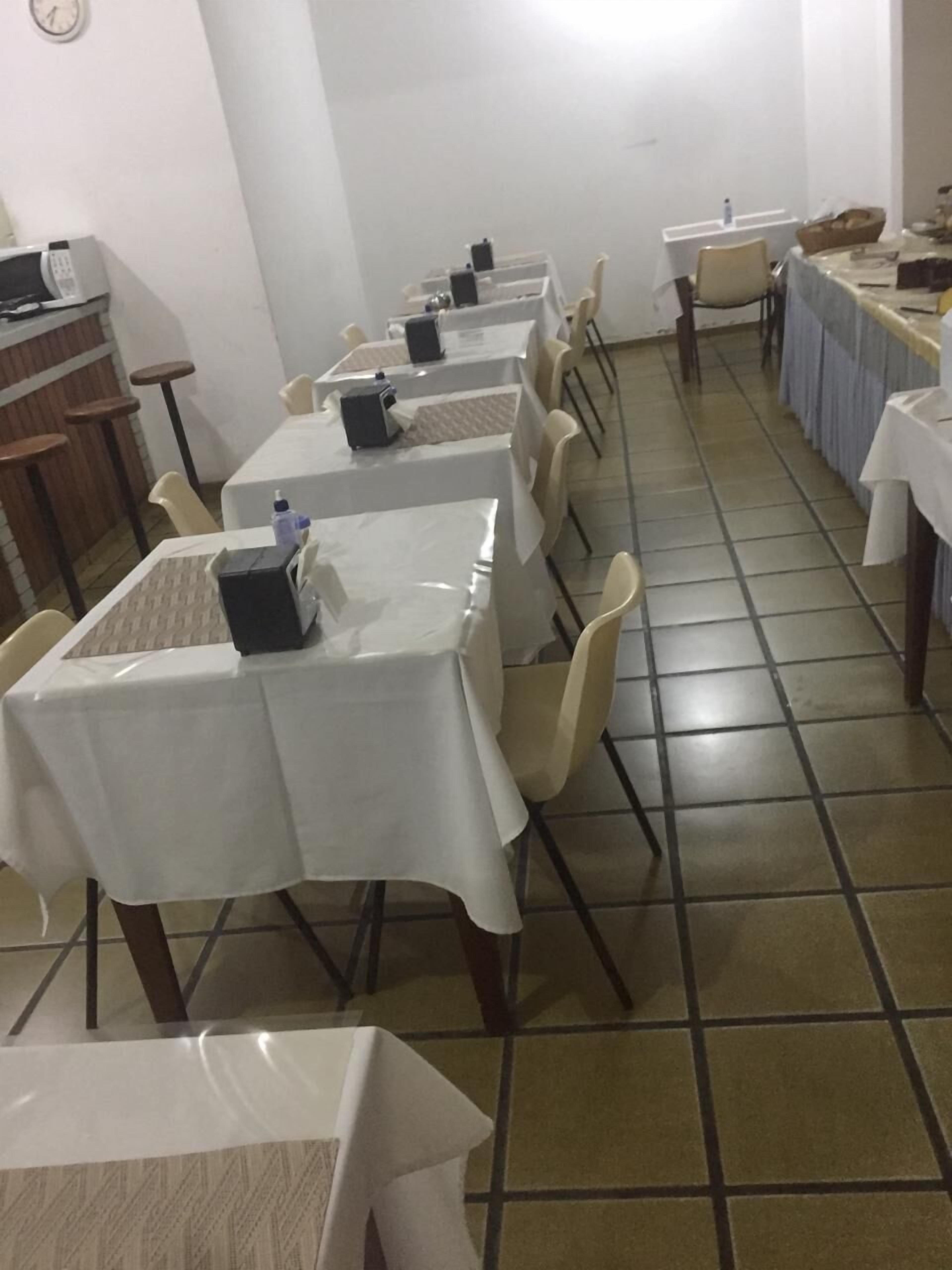 بوفيه فطور مجانًا يوميًا