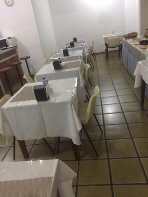 Buffet déjeuner gratuit tous les jours