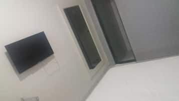 Een minibar, gratis wifi, beddengoed