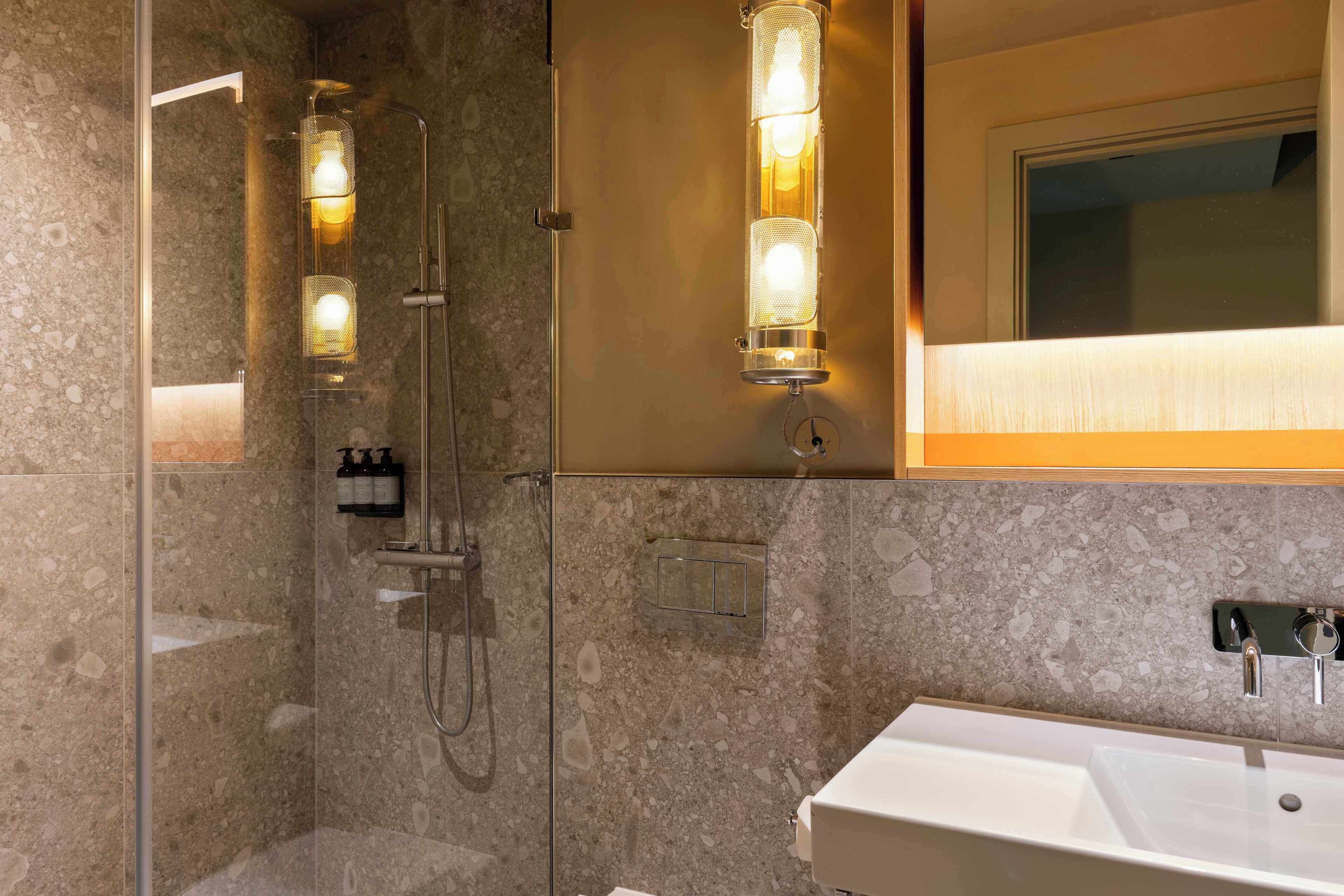 City Studio, River View | Bathroom | Shower, free toiletries, hair dryer, towels