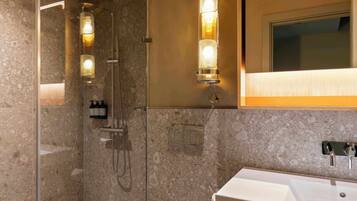 City Studio, River View | Bathroom | Shower, free toiletries, hair dryer, towels