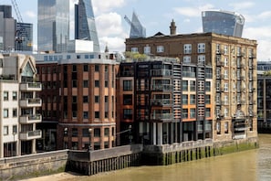 Un edificio frente al agua con una combinación de arquitectura moderna y tradicional, con balcones y ventanas amplias.