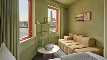 City Studio, River View | In-room safe, desk, laptop workspace, blackout drapes