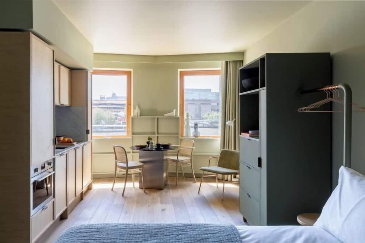 1 slaapkamer, een kluis op de kamer, een bureau, een laptopwerkplek