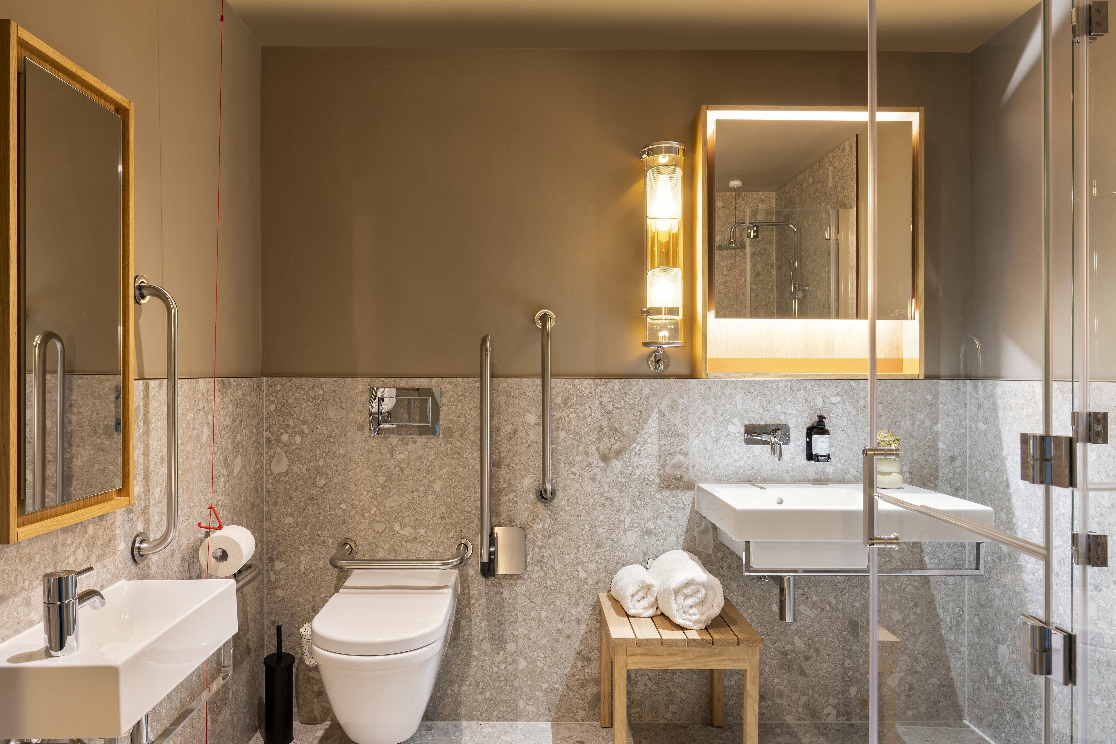 Locke Studio - Accessible | Bathroom | Shower, free toiletries, hair dryer, towels