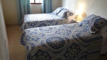 Comfort Triple Room | Ropa de cama de alta calidad, edredón y decoración personalizada