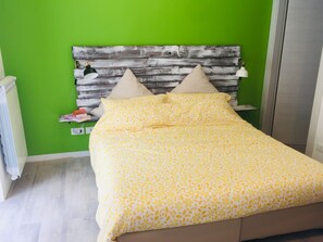 Economy Double Room | Individually decorated, individually furnished, desk, blackout curtains - B&B MonteCengio (Trieste)