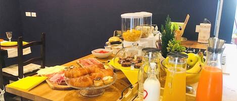 Free daily buffet breakfast