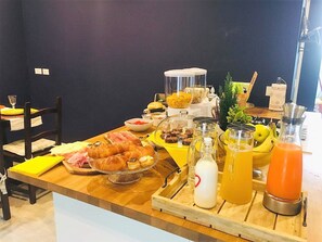 بوفيه فطور مجانًا يوميًا