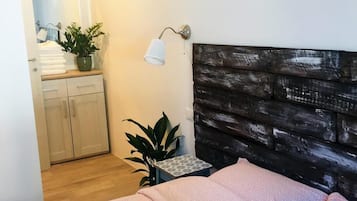 Con stile personalizzato, con arredamento individuale, una scrivania