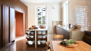 A modern kitchen with a central island, wooden cabinets, and a tiled backsplash. - VILLA PRESTIGE - Eight Bedroom Villa, Sleeps 14 (Pigra)