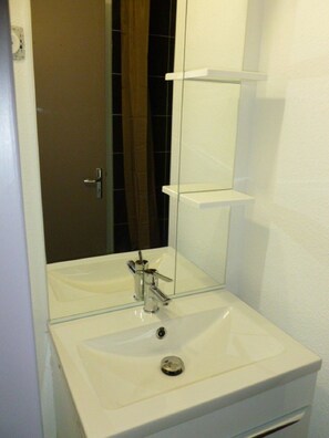 Douche, sèche-cheveux