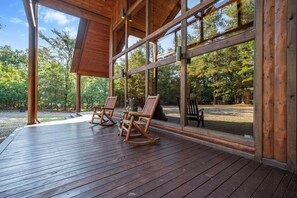Terrace/patio - Secluded, Yet Convenient Cabin (Sleeps 14) (broken bow)