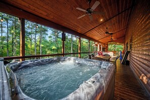 Outdoor dining - Secluded, Yet Convenient Cabin (Sleeps 14) (broken bow)