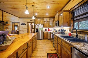 Fridge, microwave, oven, stovetop - Secluded, Yet Convenient Cabin (Sleeps 14) (broken bow)