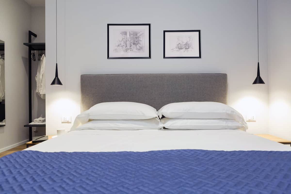Standaard tweepersoonskamer, 1 twijfelaar | 2 slaapkamers, donzen dekbedden, een minibar, een kluis op de kamer