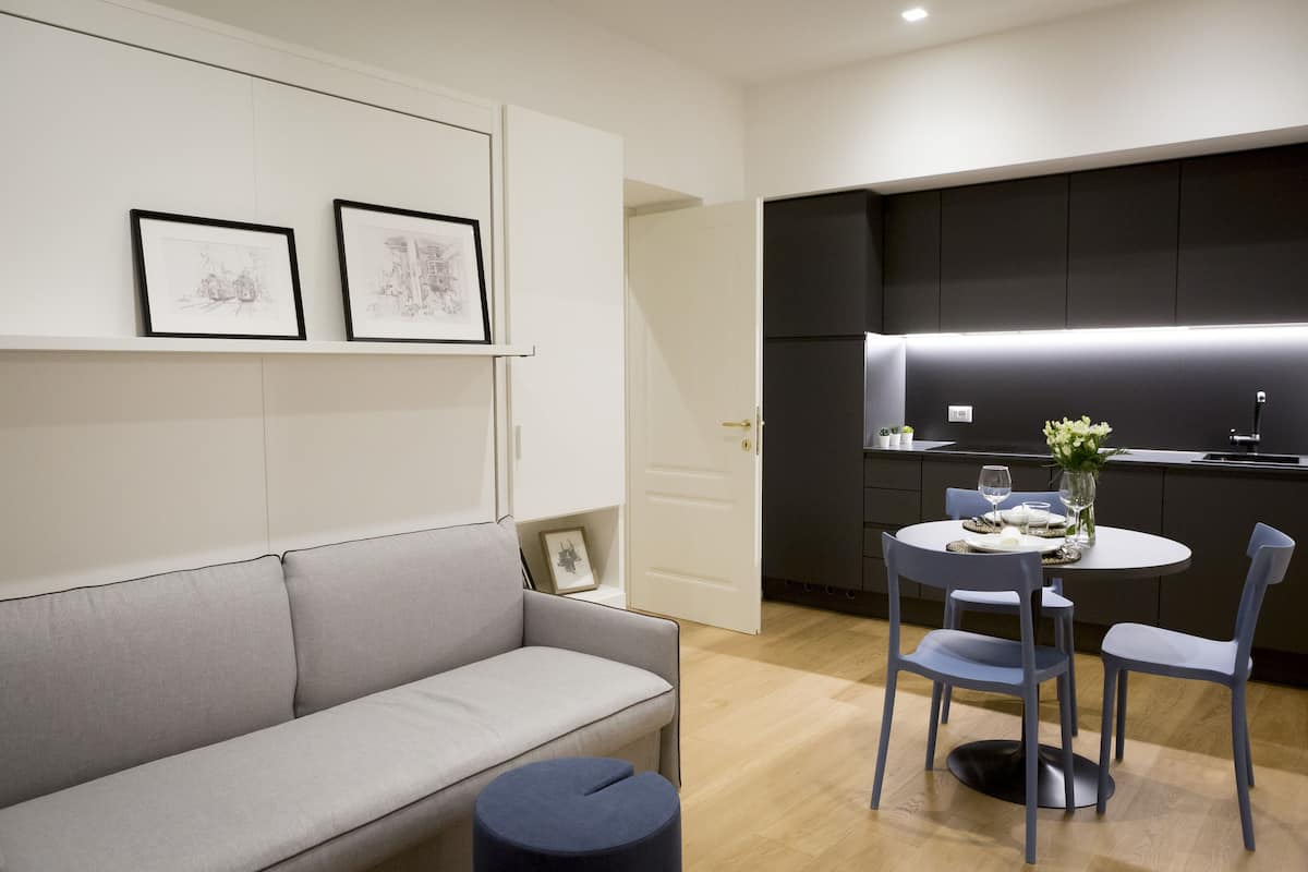 Comfort suite | Woonruimte | Een 55-inch flatscreentelevisie met digitale zenders