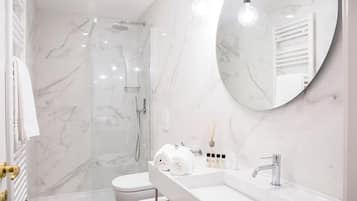 Cabezal de ducha tipo lluvia, artículos de tocador gratuitos, bidet