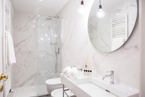 Rainfall showerhead, free toiletries, bidet - Trieste 411 (Rooms & Apartments) (Trieste)
