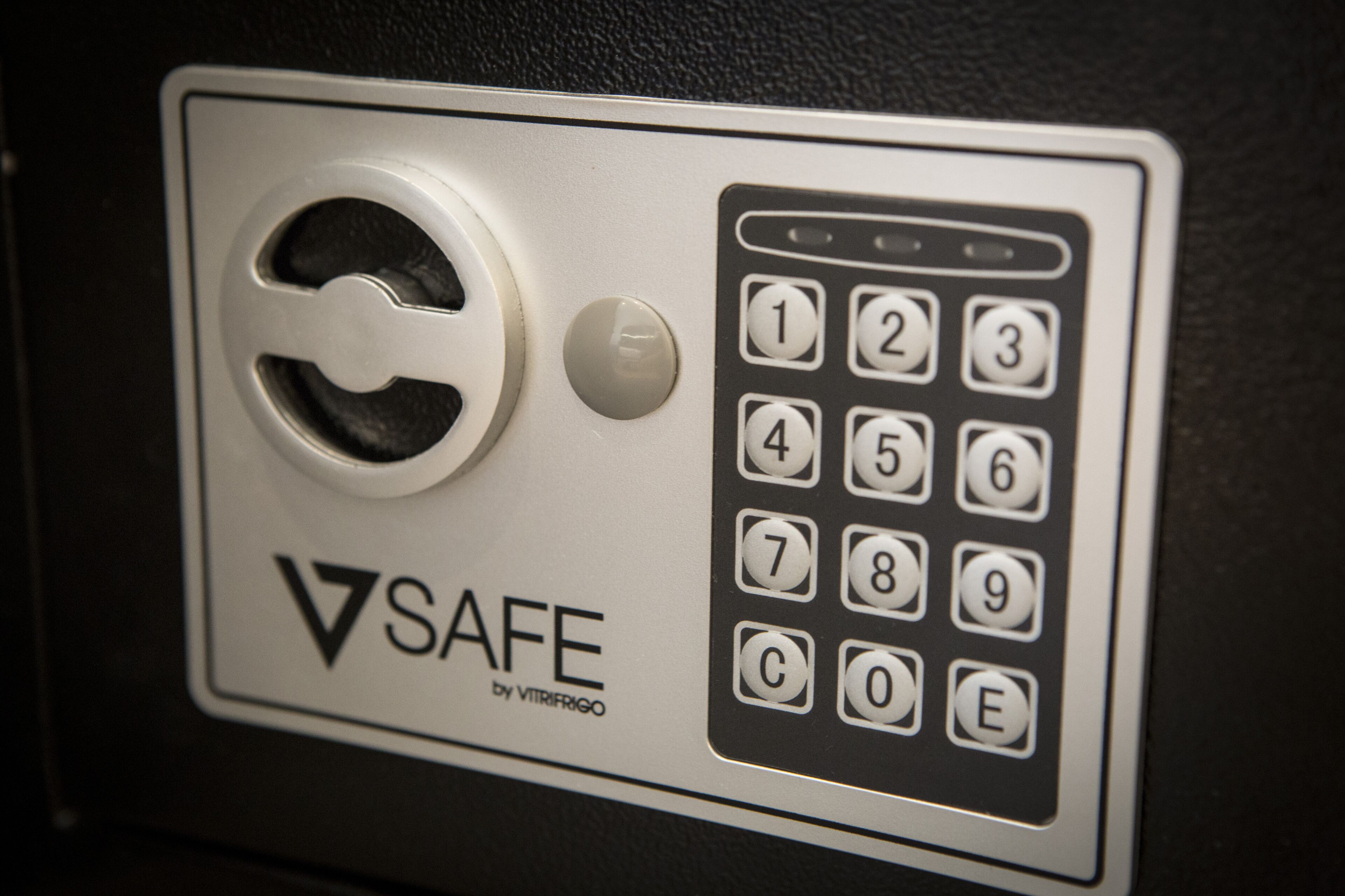 Un teclado con el logo "SAFE" y una cerradura, probablemente para un sistema de seguridad.