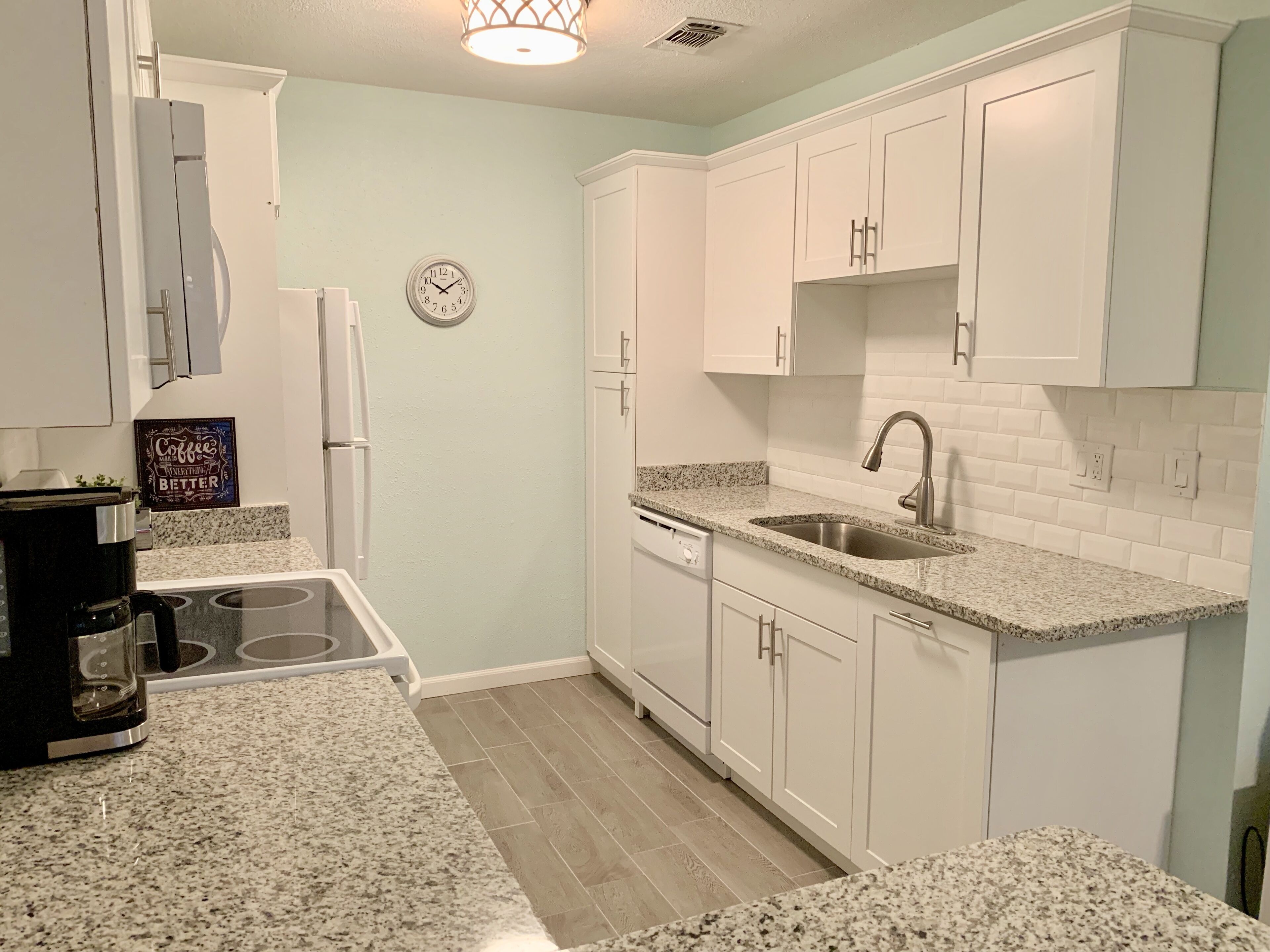 Refrigerador, microondas, horno y parrilla de estufa 