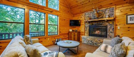 テレビ、暖炉、Hulu、ストリーミングサービス