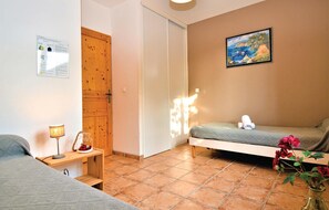 2 bedrooms, travel cot, free WiFi