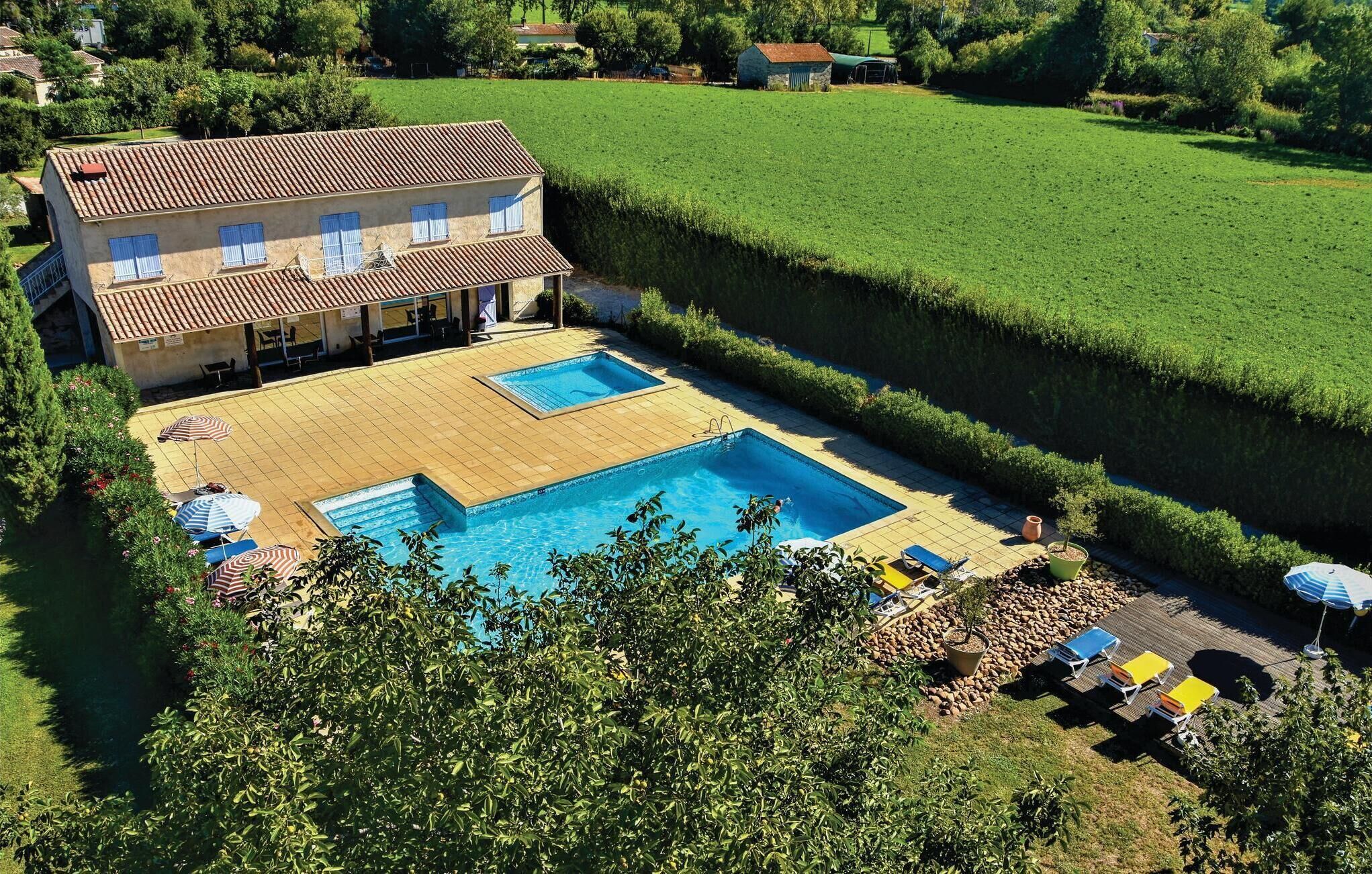 Een ruime woning met zwembad en terras.
