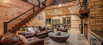 BOOMERANG HIGH LUXE Modern 7 Bedroom Walking distance to Pine Hill Pond