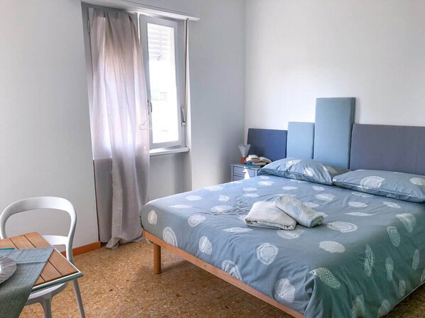 مكتب وستائر تعتيم ومكواة/لوح كي وواي فاي مجانًا