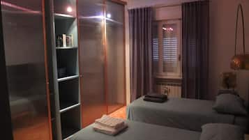 Una scrivania, tende oscuranti, ferro/asse da stiro, Wi-Fi gratuito