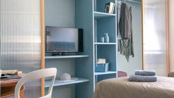 Camera con letto matrimoniale o 2 letti singoli, bagno condiviso (Blu) | Una scrivania, tende oscuranti, ferro/asse da stiro, Wi-Fi gratuito