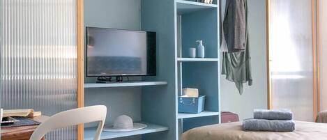 Double or Twin Room, Shared Bathroom (Blu)