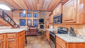 Una cocina amplia con armarios de madera, encimeras de granito y horno integrado.