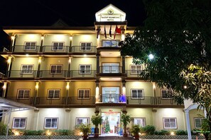 Vista frontal de la propiedad