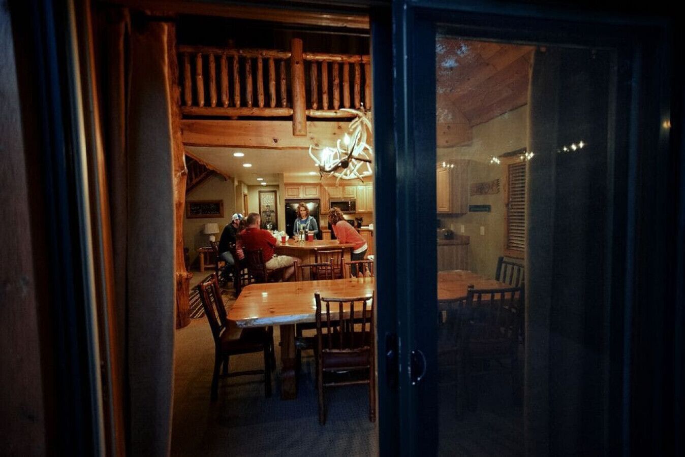 Un comedor acogedor con muebles de madera y una lámpara de araña.