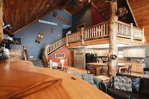 Smart TV, fireplace - Spacious Wis Dells House ( The Bear Paw. ) (Wisconsin Dells)