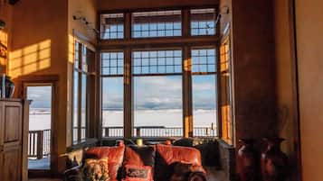 Smart-tv, eldstad, ett bordtennisbord och böcker