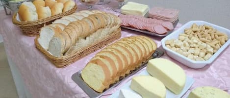 包每日自助早餐