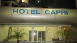 The exterior of Hotel Capri with a prominent sign. - Hotel Capri (Medianeira)