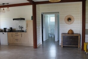 ثلاجة، ميكروويف، موقد طهي مسطح، غسالة أطباق