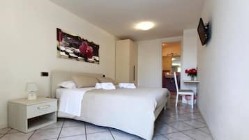 ๋๋ธ๋ฃธ ๋๋ ํธ์๋ฃธ, ํ
๋ผ์ค | ์ฑ
์, ๋ค๋ฆฌ๋ฏธ/๋ค๋ฆฌ๋ฏธํ, ๊ฐ์ด ์นจ๋, ๋ฌด๋ฃ WiFi