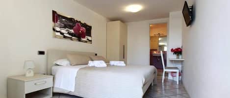 Doppel- oder Zweibettzimmer, Terrasse | Schreibtisch, Bügeleisen/Bügelbrett, Zustellbetten, kostenloses WLAN