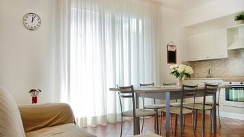 Una televisión de pantalla plana