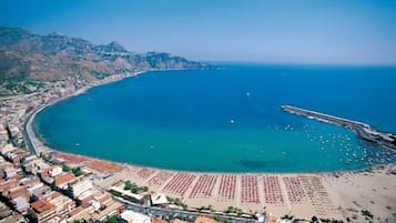 En la playa y playa de arena blanca