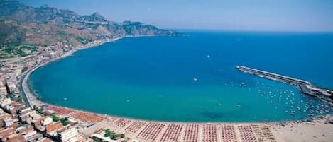 Una spiaggia nelle vicinanze, sabbia bianca